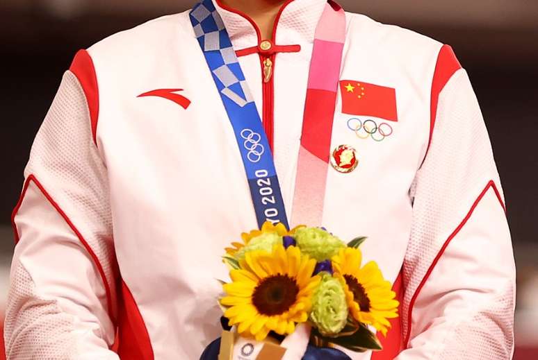 Broche de Mao Tsé-Tung no uniforme da medalhista de ouroc chinesa Bao Shanju
 REUTERS/Matthew Childs