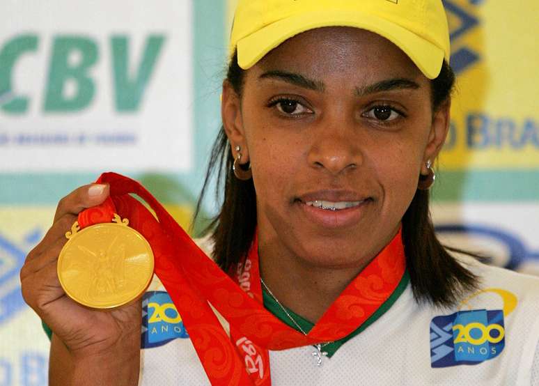 A levantadora Fofão exibe sua medalha de ouro dos Jogos Olímpicos de Pequim 2008