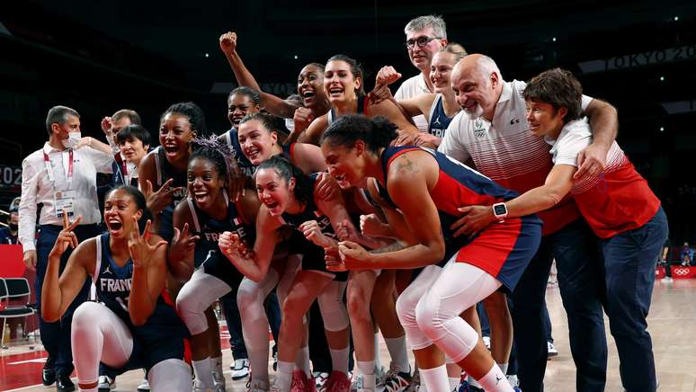 Seleção feminina de basquete da França comemora bronze nos Jogos Olímpicos de Tóquio neste sábado Brian Snyder/Reuters