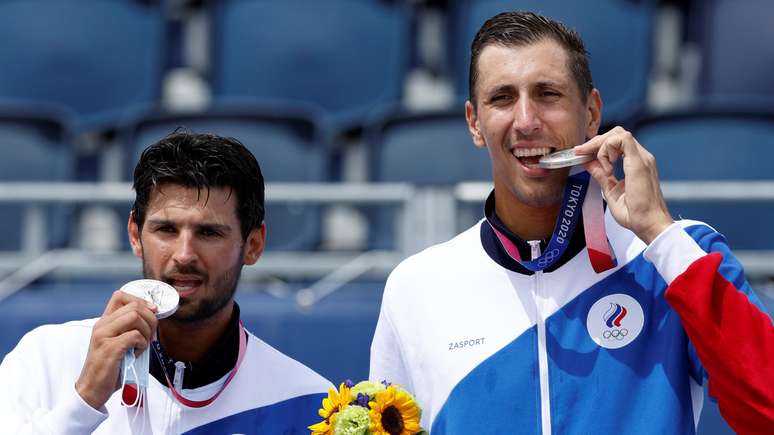 Viacheslav Krasilnikov e Oleg Stoyanovskiy mostram medalha de ouro conquistada neste sábado John Sibley/Reuters