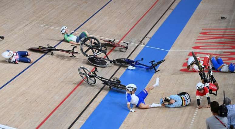 Acidente durante a final do ciclismo de pista neste domingo nos Jogos Olímpicos (Foto: Greg Baker/AFP)