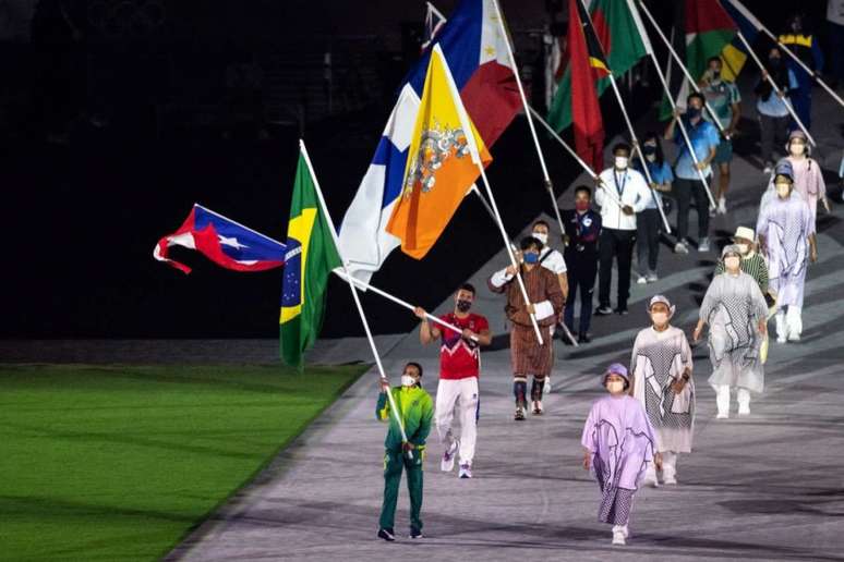 Rebeca Andrade foi a porta-bandeira do Brasil na cerimônia de encerramento (Foto: Miriam Jeske/COB)