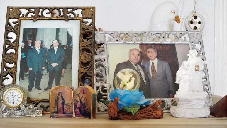 Michel Temer aparece entre retratos fam&iacute;lia na casa de Nizar Temer em Btaaboura