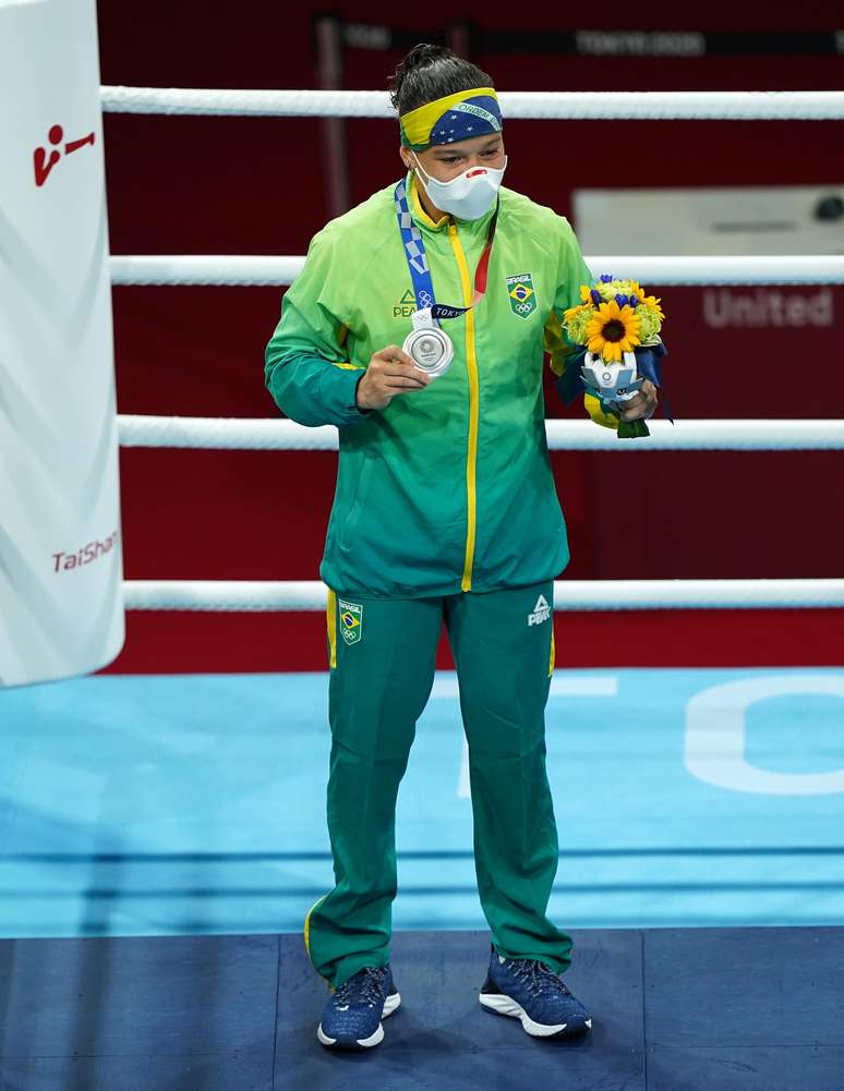 Beatriz Ferreira perde para irlandesa e leva a prata no boxe