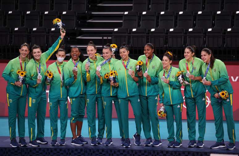 Jogadoras da Seleção Brasileira de vôlei exibem a medalha de prata no pódio em Tóquio
