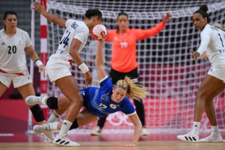 França venceu o Comitê Olímpico Russo no handebol feminino e ficou com o ouro (FRANCK FIFE/AFP)