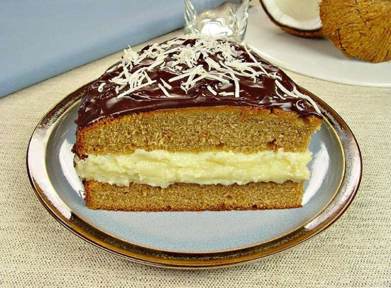 Guia da Cozinha - Receita inusitada de bolo de pão de mel com beijinho