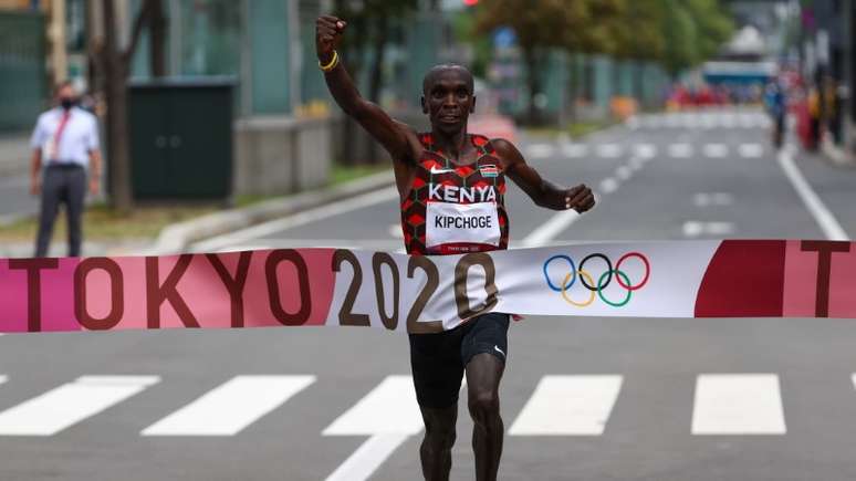 Queniano Eliud Kipchoge cruza linha de chegada da maratona para conquistar o ouro
REUTERS/Kim Hong-Ji