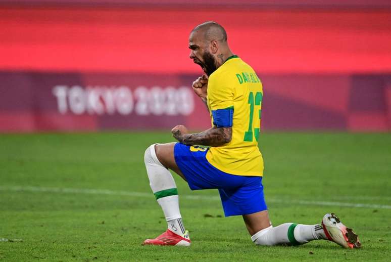 Daniel Alves respondeu críticas sobre polêmica envolvendo vestimentas da Seleção Brasileira (Foto: PEDRO PARDO / AFP)