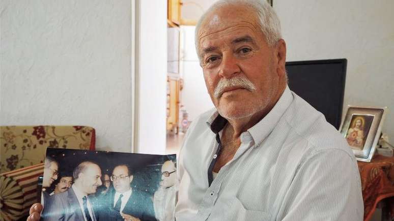 Jerje Maluf mostra foto do 'brimo' distante Paulo Maluf durante entrevista ao autor Diogo Bercito no L&iacute;bano