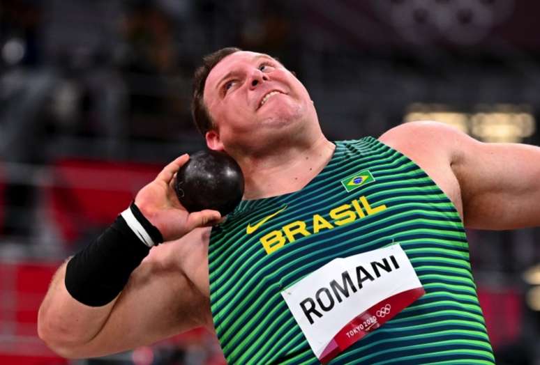 Darlan Romani foi um dos atletas a receber o diploma ol&iacute;mpico