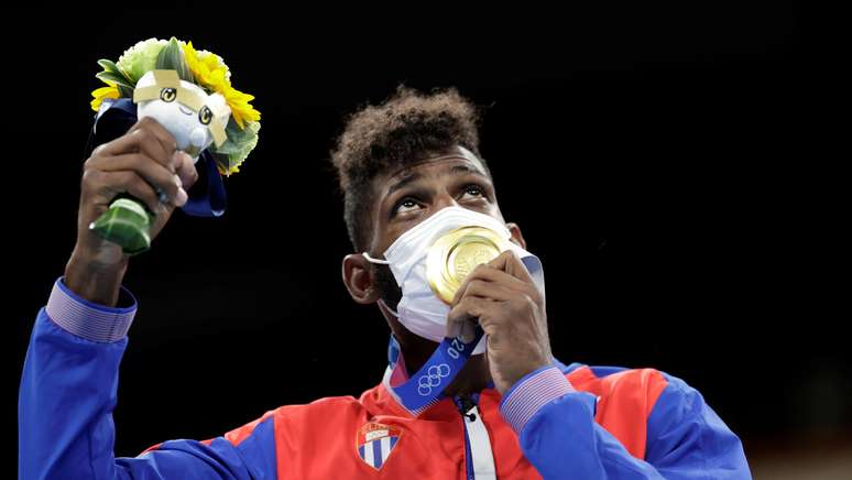 Andy Cruz, de Cuba, mostra a medalha de ouro conquistada neste domingo nos Jogos Ol&iacute;mpicos de T&oacute;quio Ueslei Marcelino/Reuters