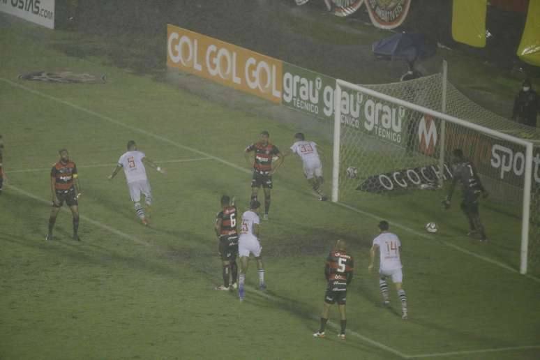 Sarrafiore (ao fundo) sai para comemorar após marcar o gol da vitória do Vasco