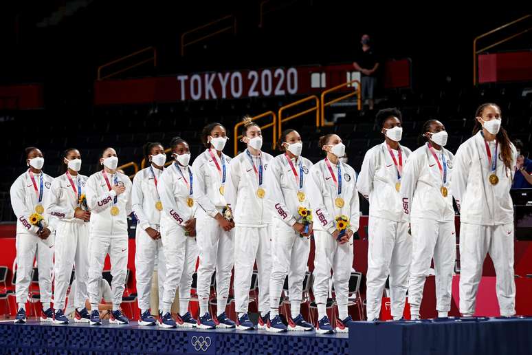 Jogadoras de basquete feminino dos EUA recebem medalha de ouro nos Jogos Ol&iacute;mpicos de T&oacute;quio Sergio Perez/Reuters