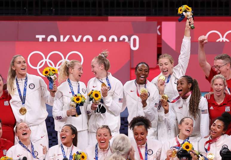 Jogadoras de vôlei dos EUA comemoram medalha de ouro nos Jogos Olímpicos de Tóquio Ivan Alvarado/Reuters
