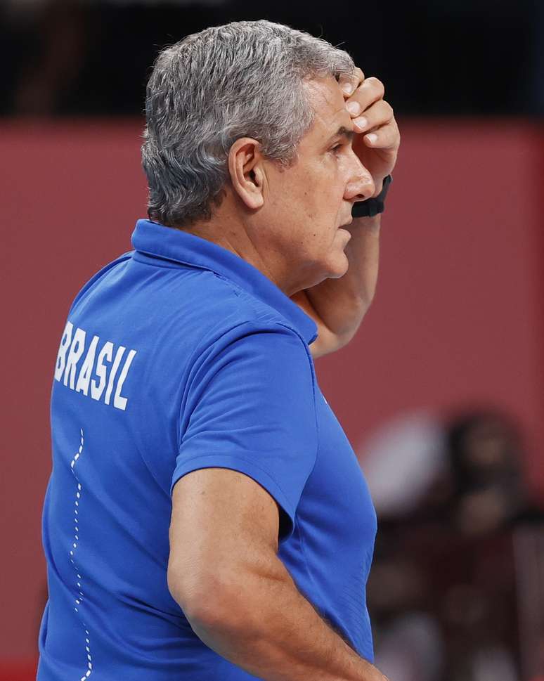 José Roberto Guimarães durante a final que deu a prata para o vôlei feminino do Brasil Pilar Olivares/Reuters