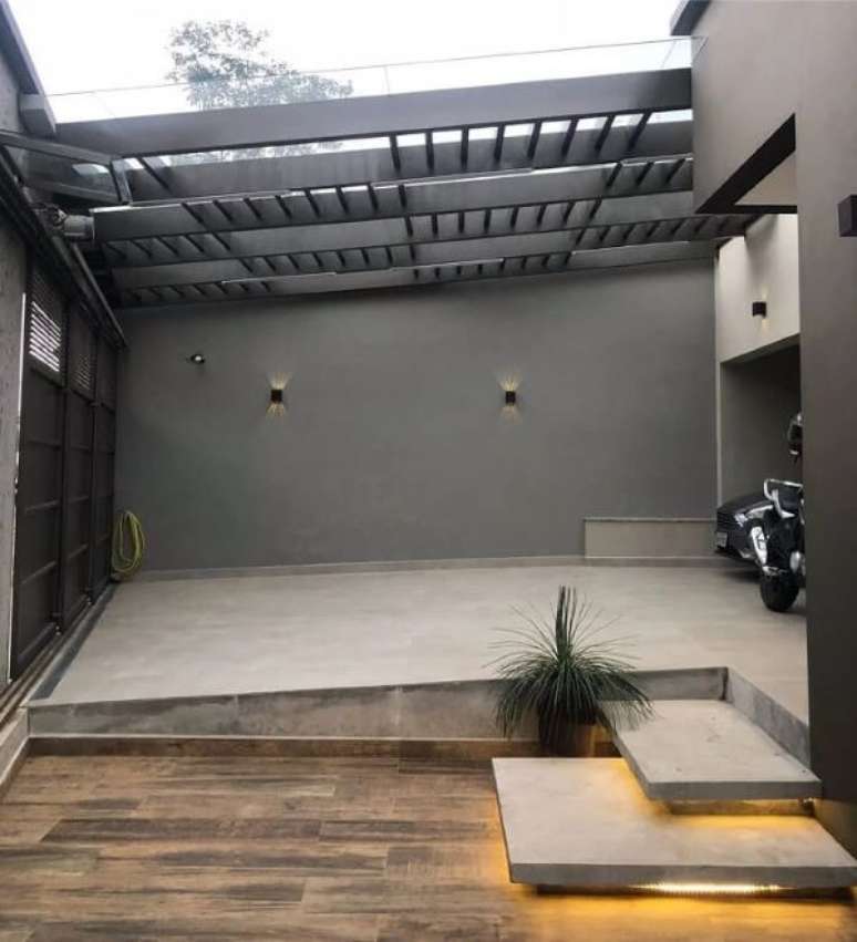 56. Garagem moderna com cerâmica bege e piso amadeirado na entrada de casa – Fonte Mayara Cancela Arquitetura