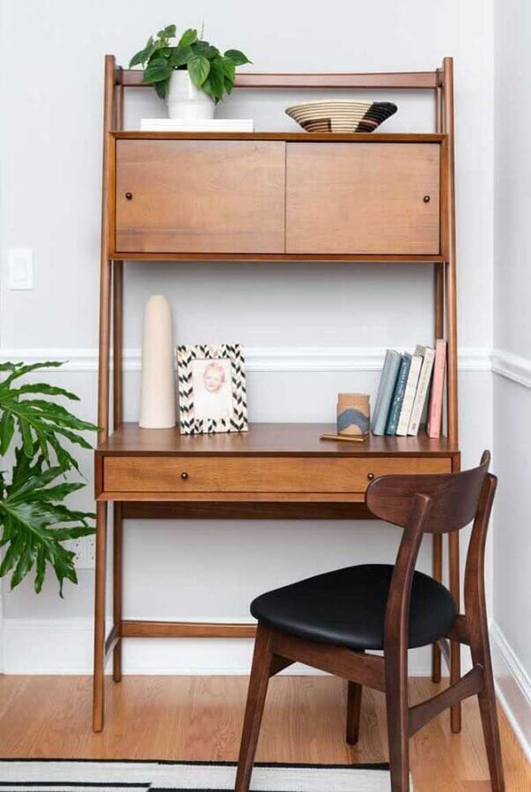 40. Decora&ccedil;&atilde;o simples com cadeira de madeira e escrivaninha home office pequeno &ndash; Foto: Casa de Valentina