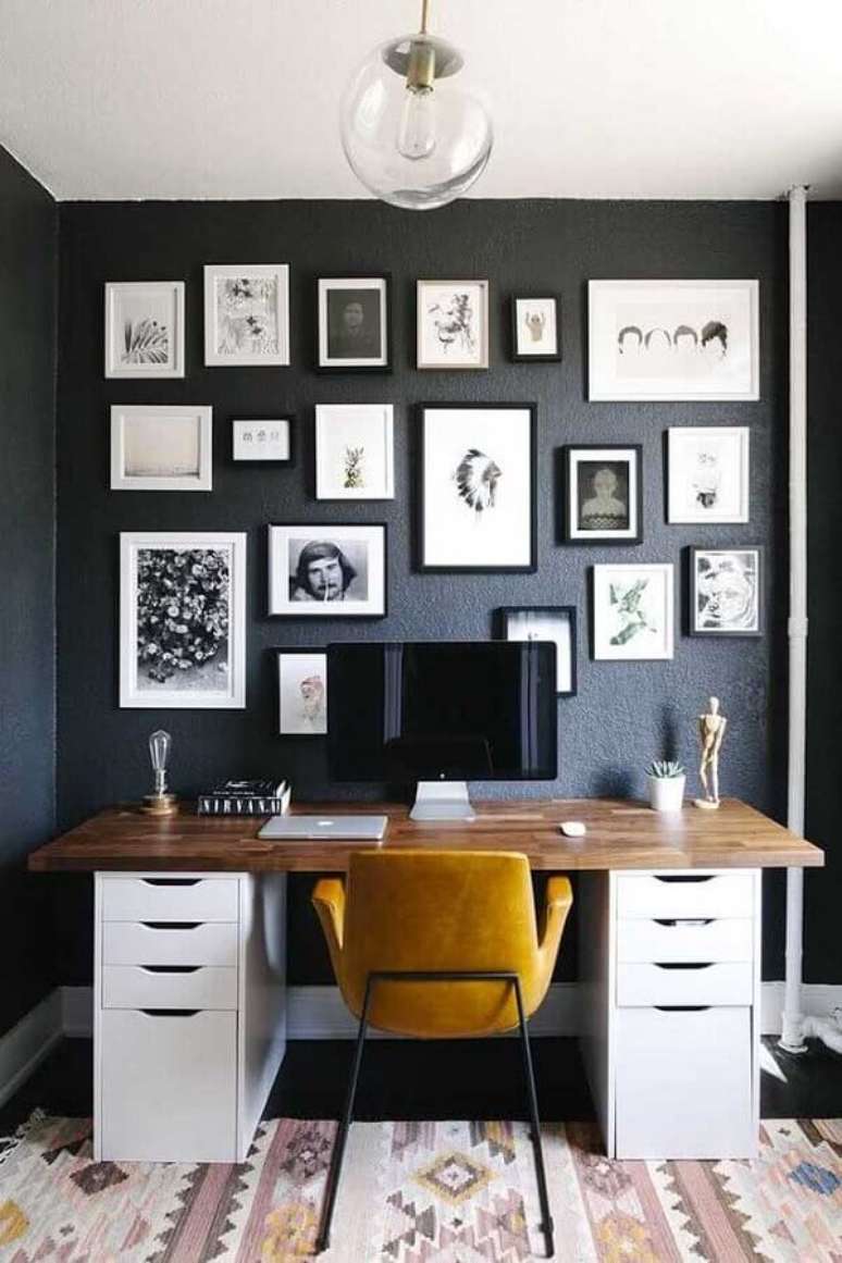 62. Quadros para decora&ccedil;&atilde;o de home office com escrivaninha de madeira com gaveteiro branco &ndash; Foto: Archidea