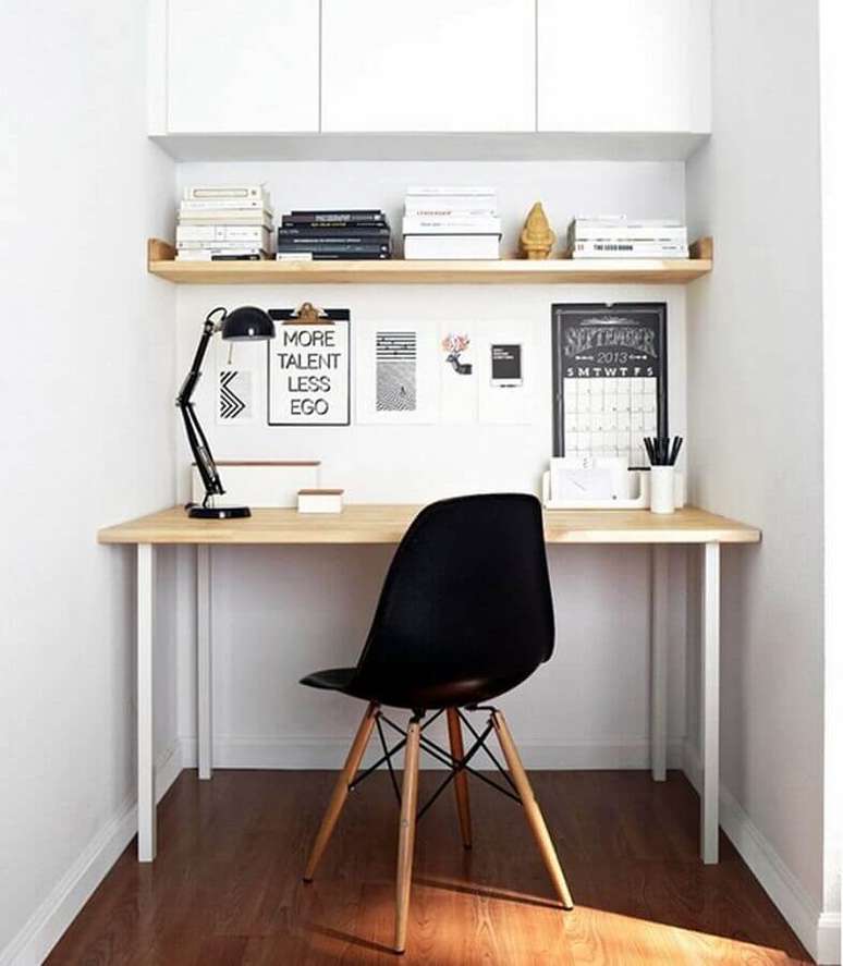 39. Decora&ccedil;&atilde;o simples com arm&aacute;rio a&eacute;reo e escrivaninha para home office pequeno &ndash; Foto: Pinterest