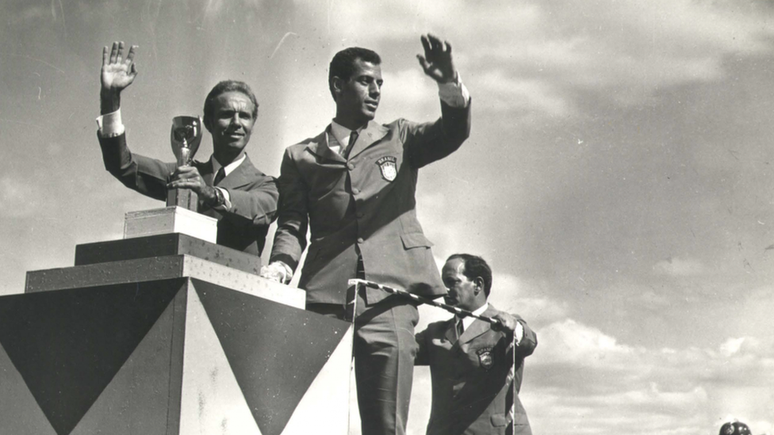 De volta do México, Zagallo e Carlos Alberto Torres, capitão da seleção tricampeã do mundo, desfilam em carro do Corpo de Bombeiros, com a Taça Jules Rimet.