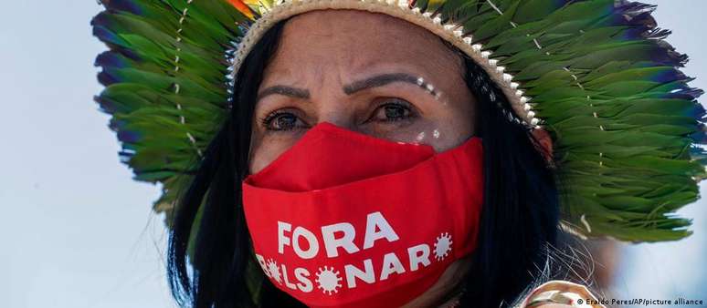 Mulher indígena protesta contra Bolsonaro em Brasília, em junho de 2021