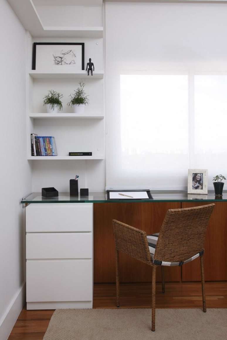 14. Escrivaninha com tampo de vidro e gaveteiro branco para o home office. Projeto de Marilia Caetano