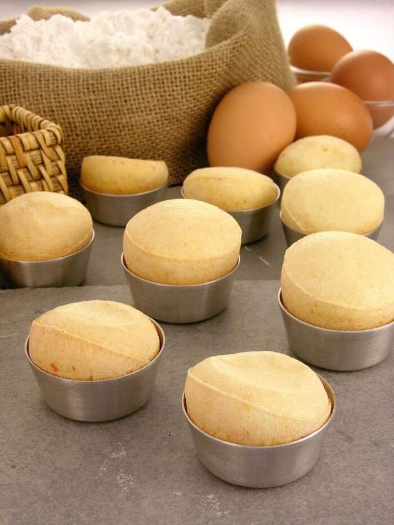 5. Unte bem as forminhas para não grudar o pão de queijo. Fonte: Guia da Cozinha
