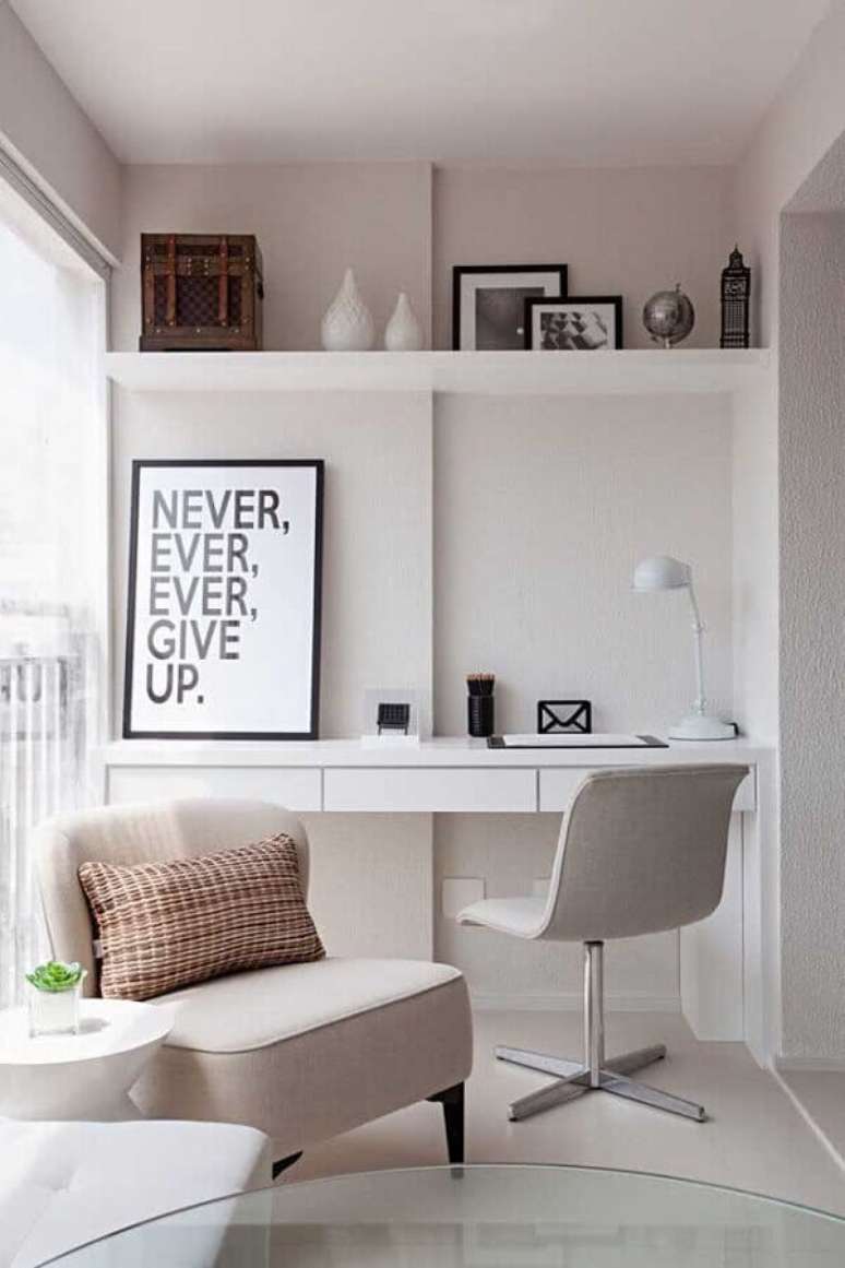 14. Decora&ccedil;&atilde;o clean com escrivaninha para home office branco planejado na varanda &ndash; Foto: Archidea