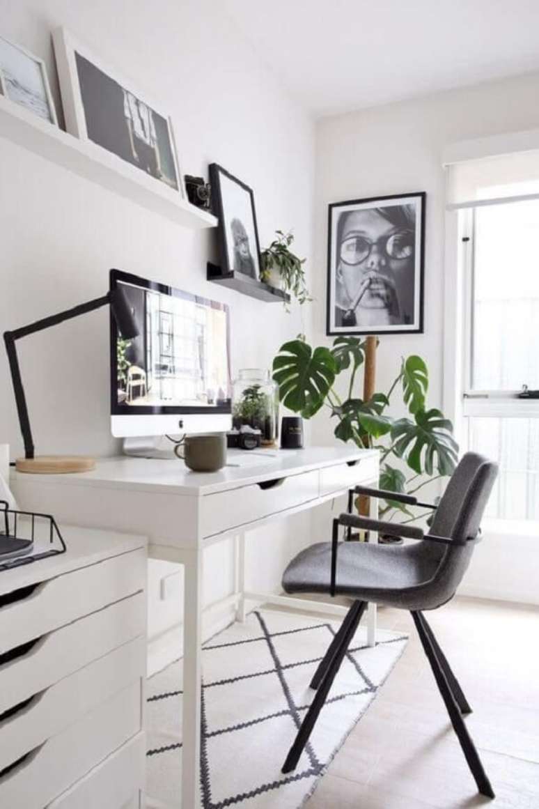 23. Home office com escrivaninha e gaveteiro branco. Fonte: Revista VD