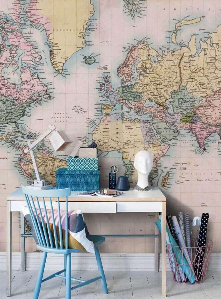 52. Escrivaninha para home office decorado com papel de parede de mapa &ndash; Foto: Pinterest