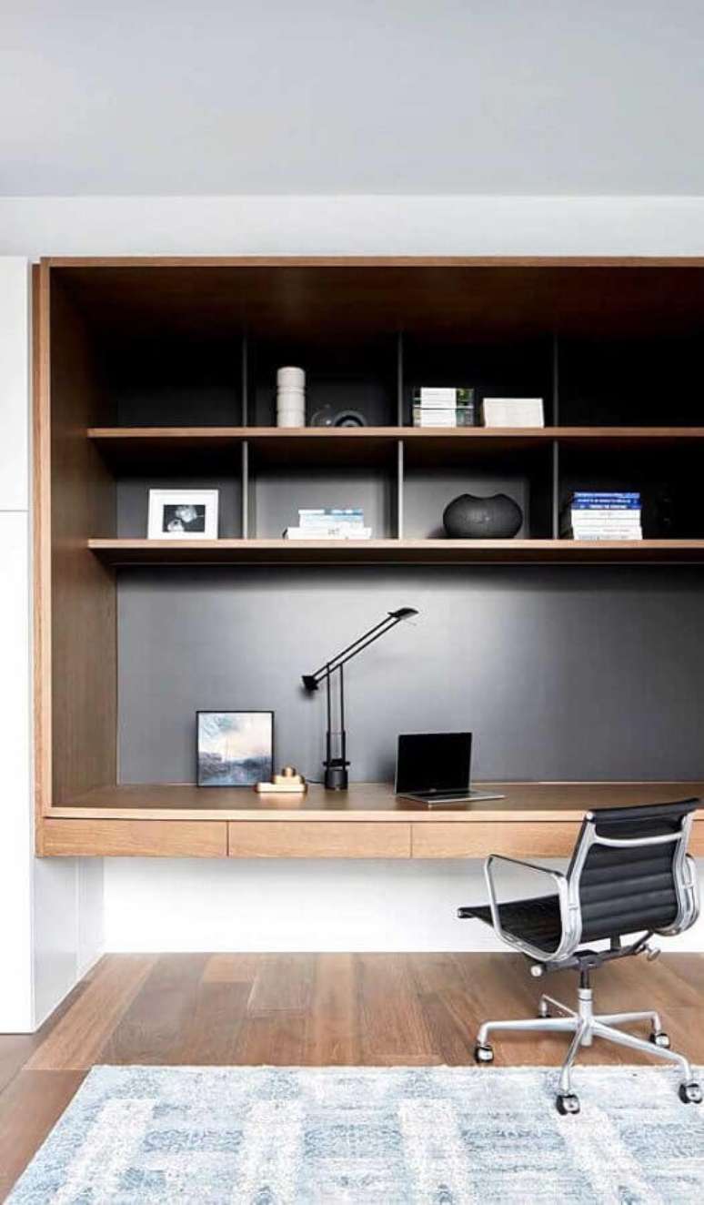 54. Escrivaninha para home office planejado e decorado com cadeira de escrit&oacute;rio &ndash; Foto: Apartment Therapy