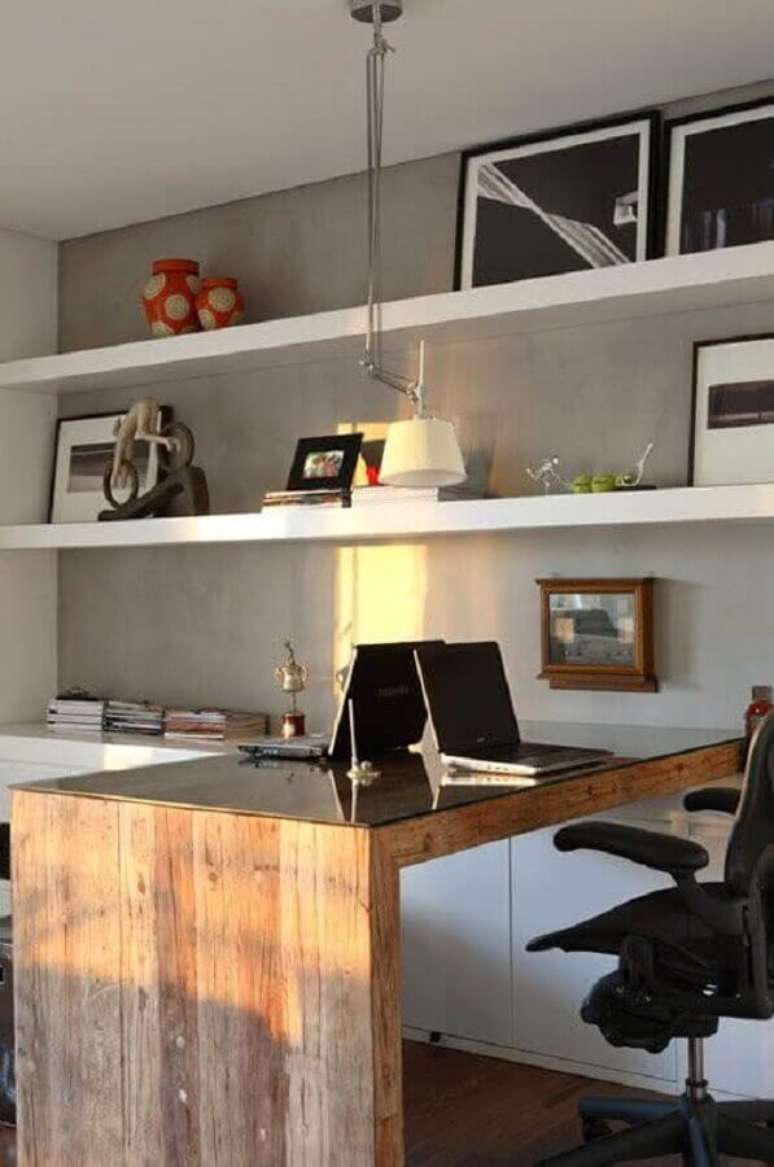 16. Decora&ccedil;&atilde;o com escrivaninha home office planejado com bancada de madeira &ndash; Foto: Jeito de Casa