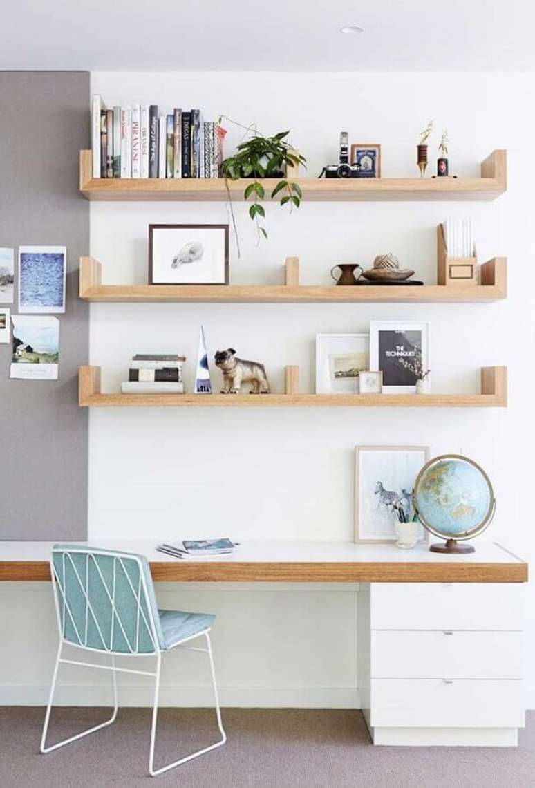 61. Prateleiras de madeira para decora&ccedil;&atilde;o clean com escrivaninha home office &ndash; Foto: Houzz