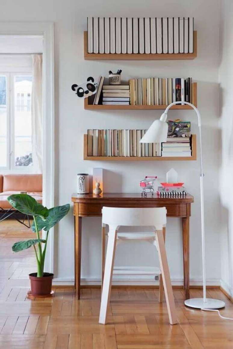 6. Escrivaninha para home office pequeno e simples decorado com prateleiras para livros &ndash; Foto: Casa de Valentina