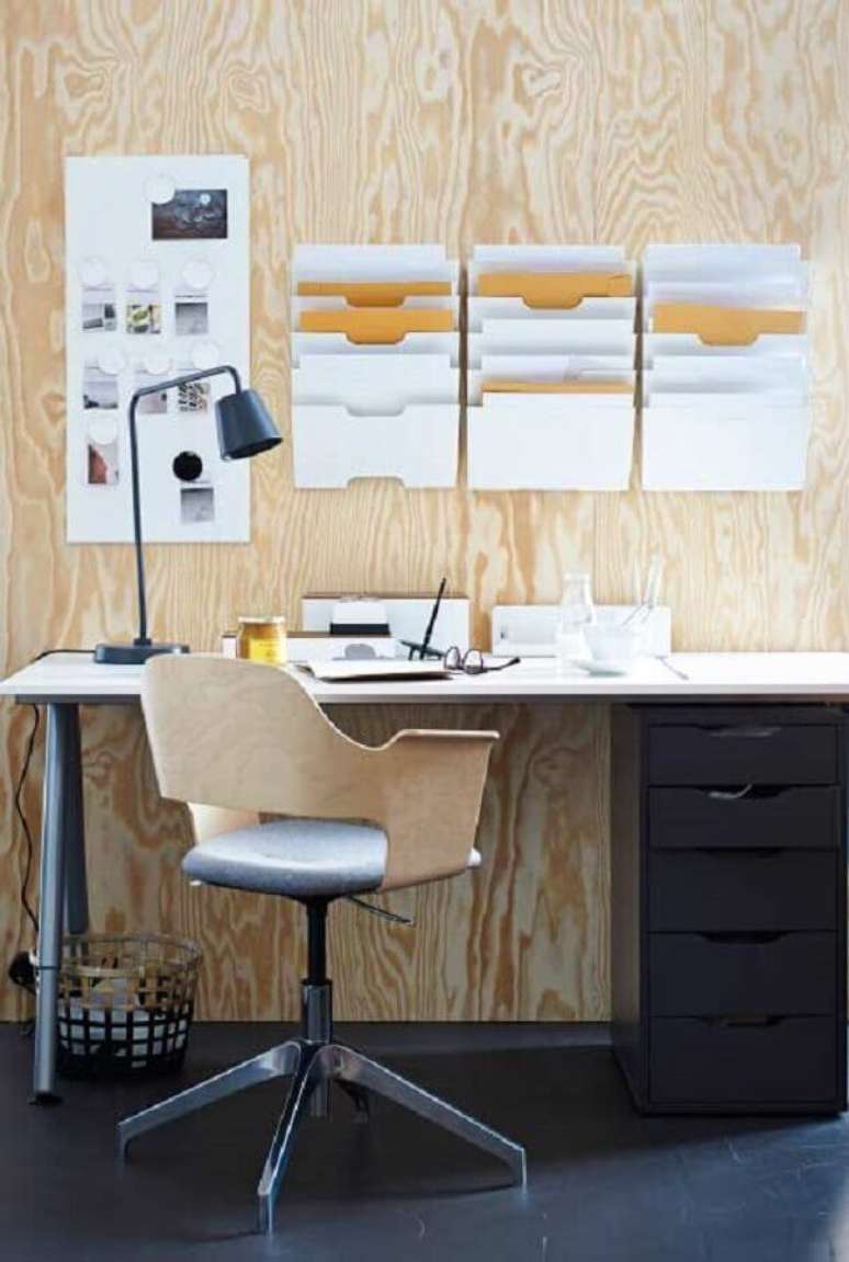47. Decora&ccedil;&atilde;o simples em home office com escrivaninha e gaveteiro &ndash; Foto: Pinterest