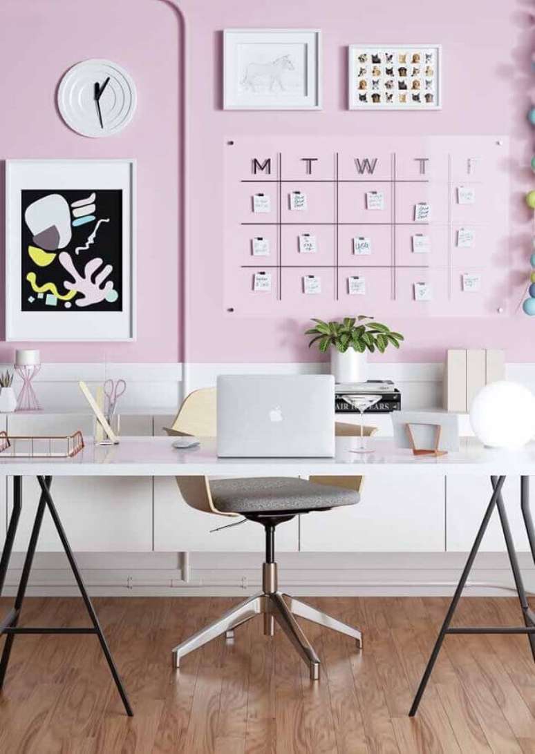 48. Escrivaninha para home office grande decorado com parede rosa &ndash; Foto: Pinterest