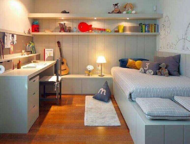 37. O gaveteiro branco embutido embaixo da escrivaninha ocupa pouco espaço no dormitório. Fonte: We Heart It