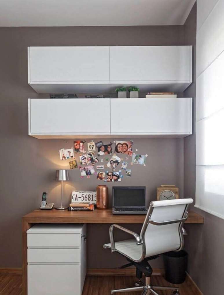 41. Decora&ccedil;&atilde;o simples com escrivaninha home office com arm&aacute;rio a&eacute;reo &ndash; Foto: Pinterest