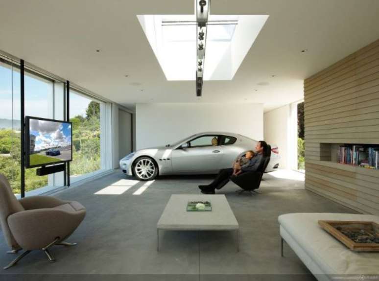 48. Cerâmica para garagem moderna e área de lazer com tv – Foto Pinterest