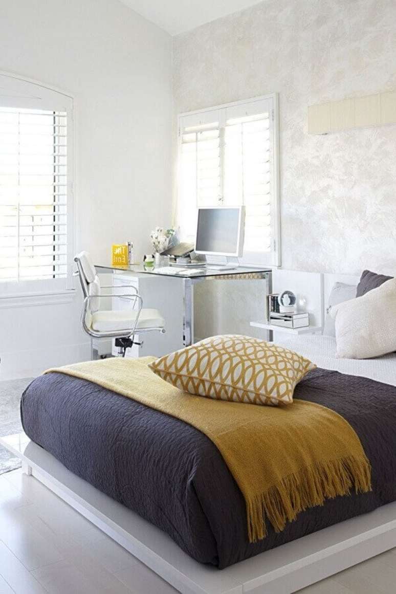 42. O gaveteiro branco para quarto organiza e complementa a decoração de quarto. Fonte: Houzz