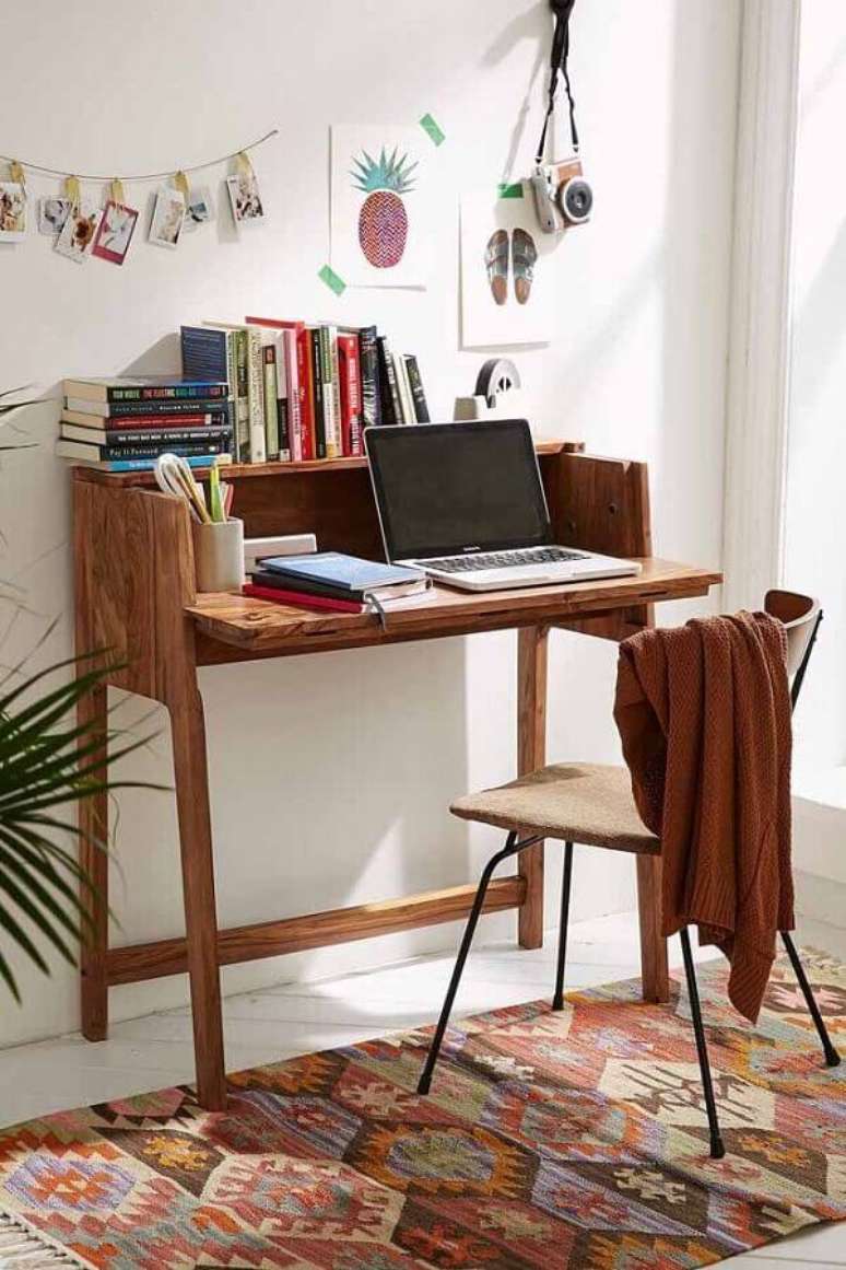 55. Escrivaninha para home office simples e pequeno decorado com tapete estampado &ndash; Foto: Pinterest