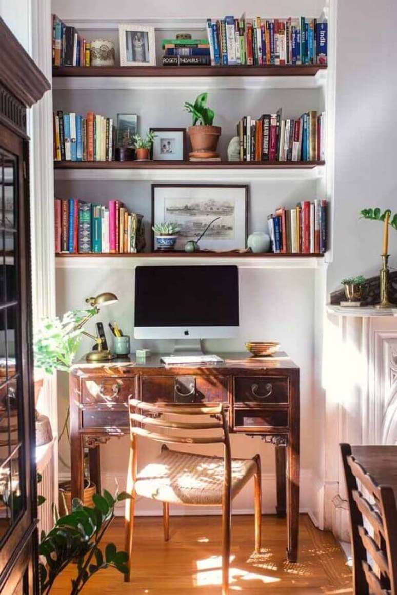 45. Escrivaninha home office simples decorado com prateleiras para livro &ndash; Foto: Dicas Decor