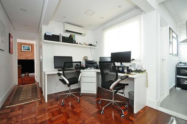 22. Gaveteiro organizador branco ajuda na organiza&ccedil;&atilde;o do ambiente compartilhado. Projeto de Condecorar Arquitetura e Interiores