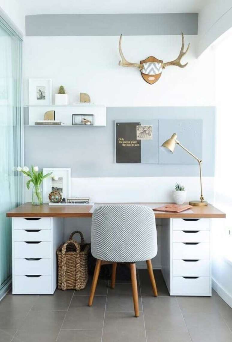 34. Decora&ccedil;&atilde;o em cores claras com escrivaninha home office &ndash; Foto: Pinterest