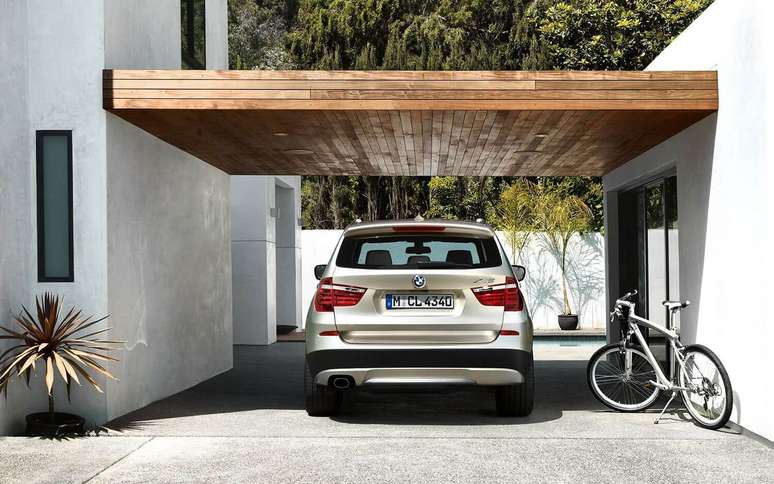 12. Casa com cer&acirc;mica para garagem em cinza e cobertura de madeira &ndash; Foto Pinterest