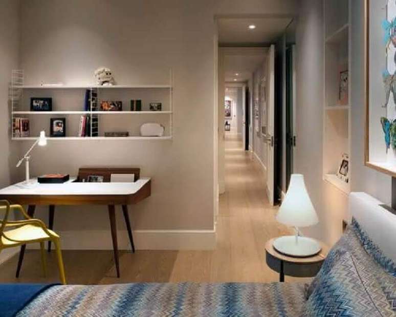 51. Escrivaninha home office p&eacute;s palito para decora&ccedil;&atilde;o de quarto de casal &ndash; Foto: Pinterest