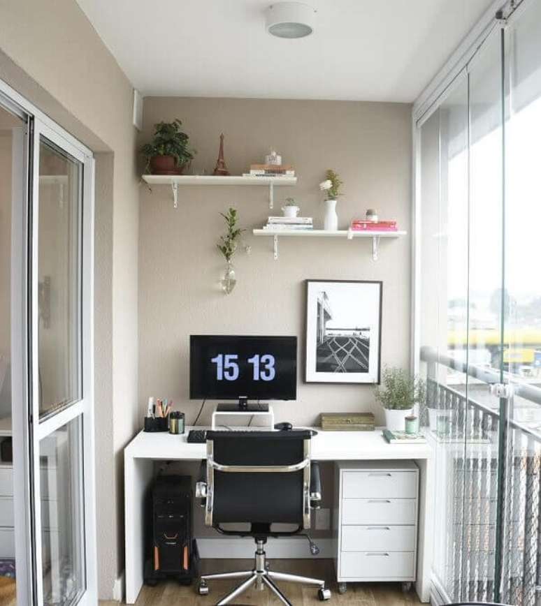 3. Utilize a varanda para montar seu escritório planejado com escrivaninha e gaveteiro branco. Fonte: Pinterest