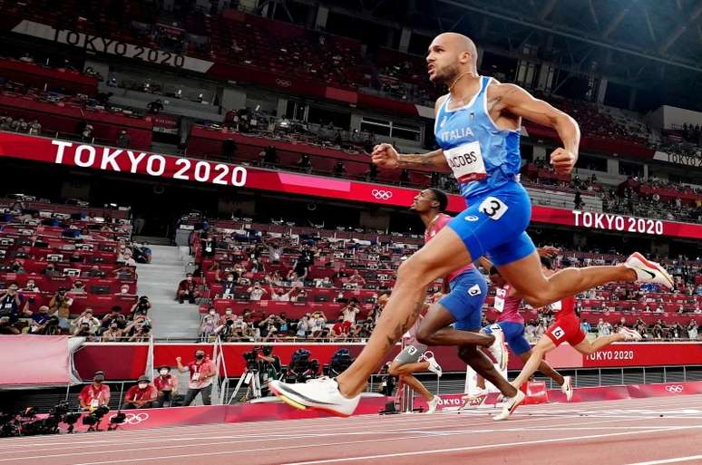 Velocista italiano Lamont Marcell Jacobs cruza linha de chegada dos 100m rasos
01/08/2021
REUTERS/Fabrizio Bensch