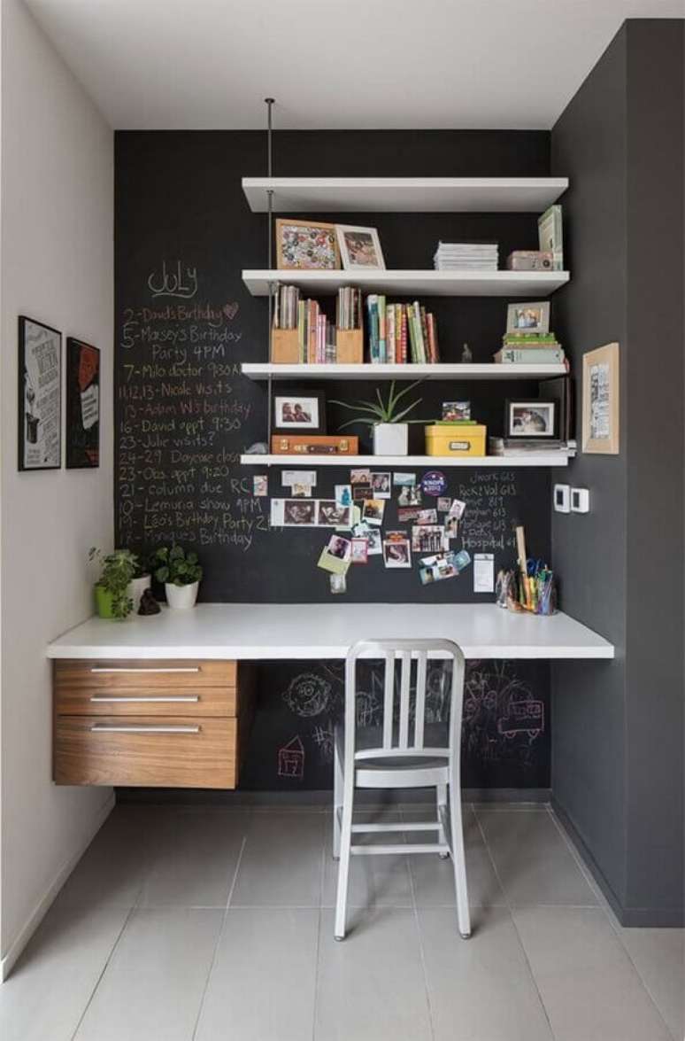 60. Parede com tinta lousa para decora&ccedil;&atilde;o de home office com escrivaninha suspensa &ndash; Foto: Houzz